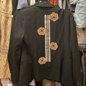 Hipchik blazer with glitzy back